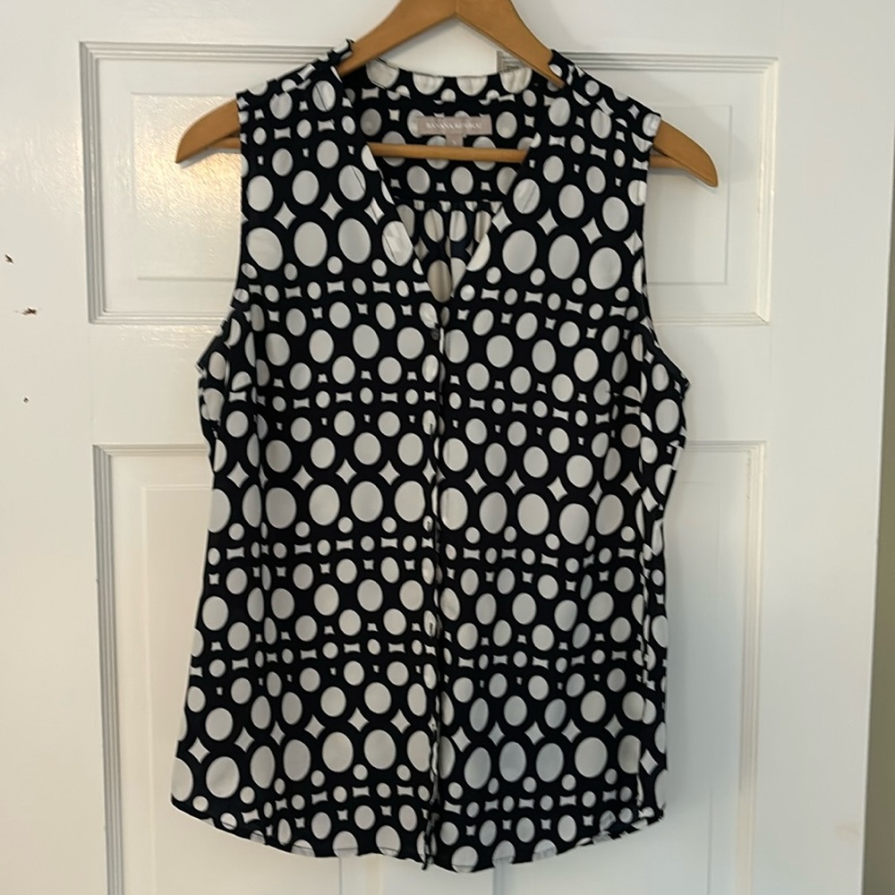 Banana Republic size 8 black & white patterned blouse.